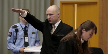 Убивший 77 человек норвежец пожаловался на бесчеловечное отношение государства