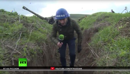 На линии огня: корреспондент RT побывал в зоне боевых действий в Нагорном К ...