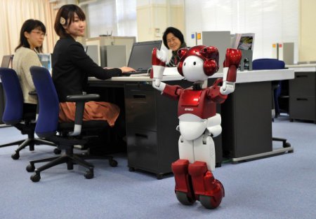 Hitachi представила человекоподобного робота-консультанта