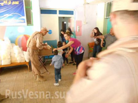 Российские военные привезли сладости и продукты детям Латакии — эксклюзив «Русской Весны» (ФОТО)
