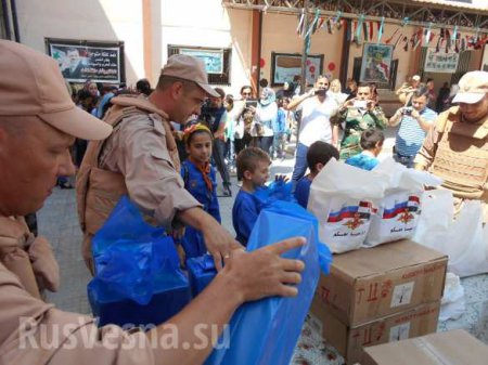 Российские военные привезли сладости и продукты детям Латакии — эксклюзив «Русской Весны» (ФОТО)