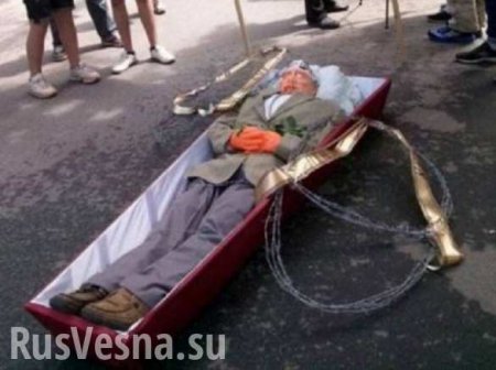 В Харькове «похоронили» Путина (ФОТО, ВИДЕО)