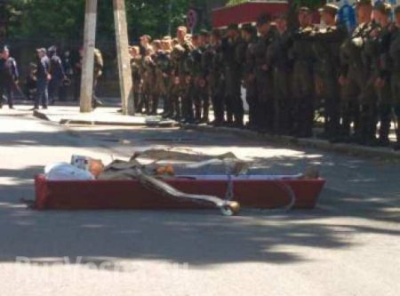 В Харькове «похоронили» Путина (ФОТО, ВИДЕО)