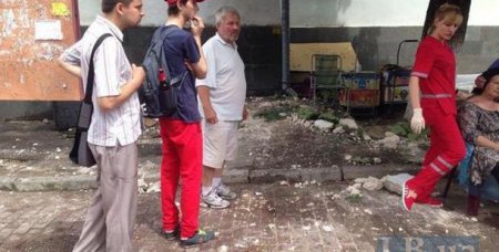 В Киеве на людей упала часть карниза здания