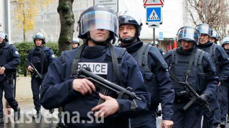 Французские полицейские приняли российского журналиста за террориста-смертника (ФОТО)