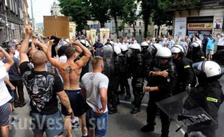 «Бандеровцы и их сторонники — вон из Польши», — в Перемышле разгоняли украинскую демонстрацию (ФОТО)