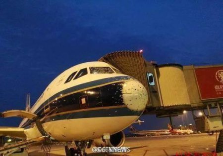 В Китае пассажирский авиалайнер попал под сильный град, получив повреждения