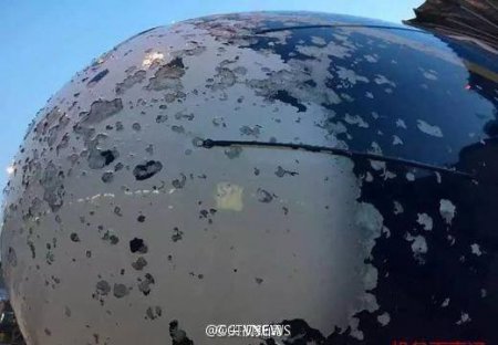 В Китае пассажирский авиалайнер попал под сильный град, получив повреждения