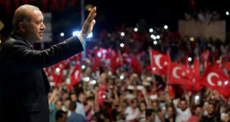 Сторонники Эрдогана вышли на улицы, требуя смертной казни для участников мятежа