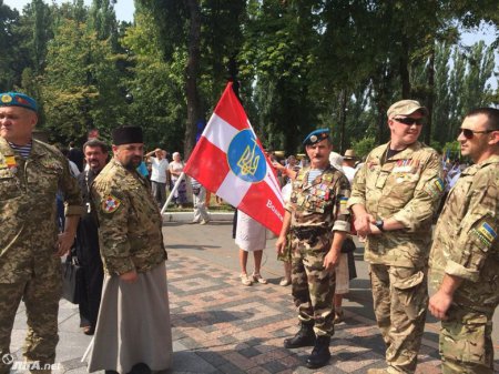 Крестный ход Киевского патриархата: «Слава нации – смерть ворогам!». Одни за мир, другие за войну.