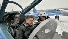 Порошенко поздравил украинцев с Днем авиации