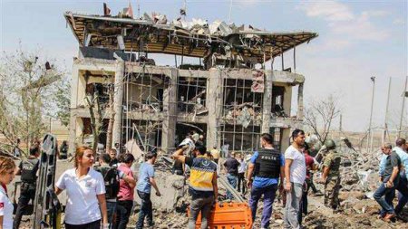 Шесть человек погибли в результате взрыва у здания полиции в турецкой провинции Диярбакыр