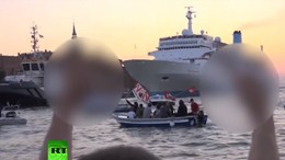 Файеры, сирены и свист: жители венеции против туристов на круизных лайнерах