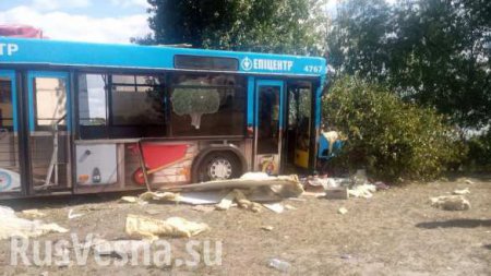 В Киеве автобус с людьми врезался в кафе (ФОТО)