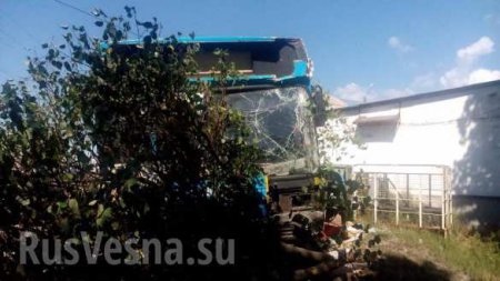 В Киеве автобус с людьми врезался в кафе (ФОТО)
