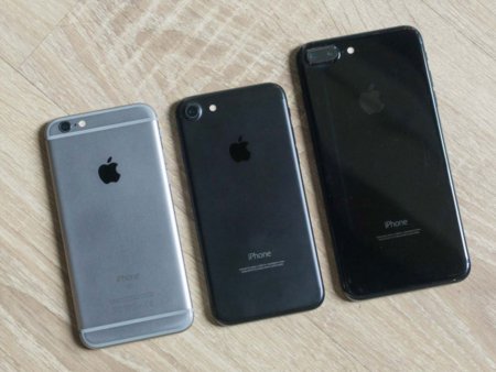 Жители Москвы «сметают» с прилавков черные модели iPhone 7