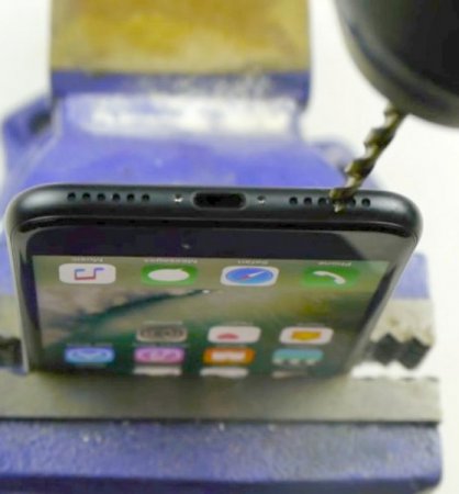 Владельцы iPhone 7 рассверливают корпусы смартфонов ради наушников