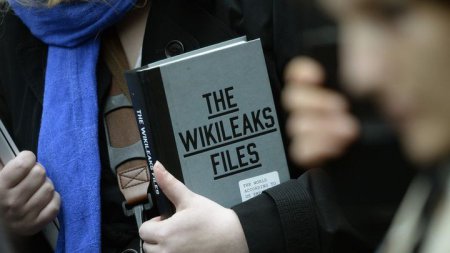 Быстрее значит хуже: RT обвинили в публикации писем главы штаба Клинтон раньше WikiLeaks