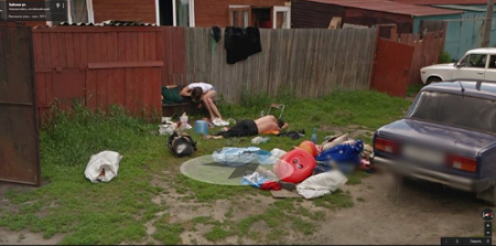 Карты Google предали цензуре спящих на траве людей в Новоалтайске