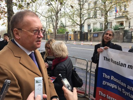 Возле посольства России в Лондоне проходит пикет в поддержку операции в Сирии (ФОТО)