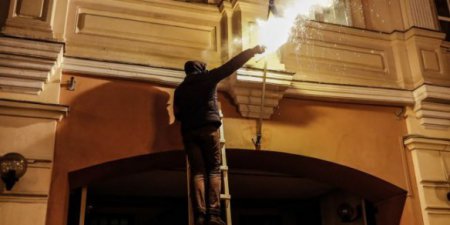 Киев требует осудить всех причастных к поджогу украинского флага в Москве