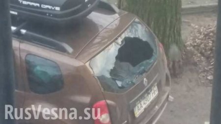 Авто украинского «волонтёра» разбили и ограбили в Киеве (ФОТО)