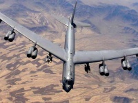 У американского бомбардировщика B-52 во время полета отвалился двигатель -  ...