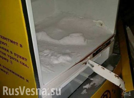 В Киеве варварски уничтожили последний холодильник с едой для бедных (ФОТО)