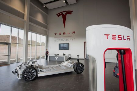 Tesla займется производством литий-ионных батарей