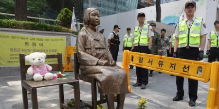 Япония обиделась на памятник изнасилованным кореянкам напротив консульства