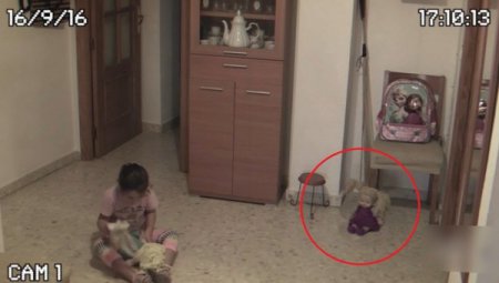 Видео с ожившей куклой и двигающейся мебелью расходится по сети