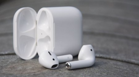 Глава Apple опроверг слухи о выпадении из ушей наушников AirPods