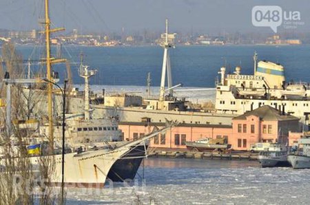 Военный флот Украины вмёрз в лёд в Одесском заливе (ФОТО)