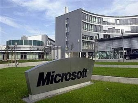Microsoft собирается уволить почти 700 человек