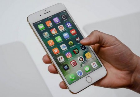 Пользователи пожаловались, что с черных iPhone7 слезает краска