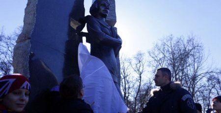 Кличко открыл памятник поэтессе Телиге