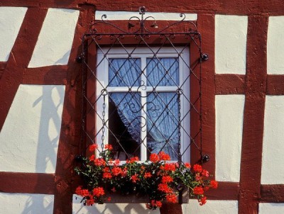 Кованые решетки на окна - красота и безопасность