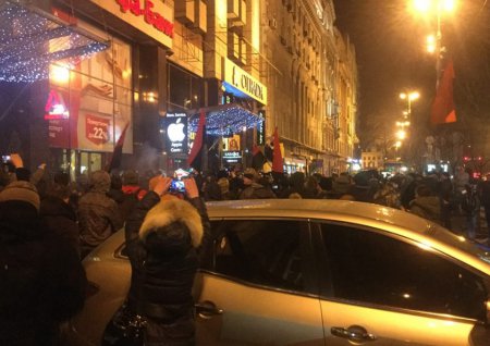 В Киеве участники акции против разгона блокады начали громить офисы