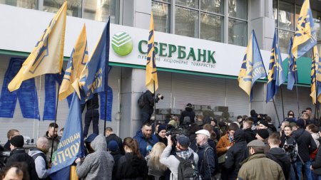 Угольный шантаж: почему украинским националистам позволяют громить российские банки