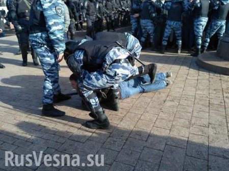 Избитый демонстрантами в Москве полицейский умер по дороге в больницу, — соцсети (ВИДЕО)