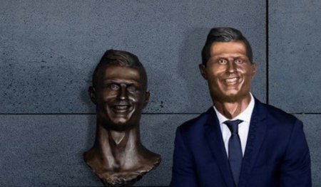 Забавный памятник Роналду стал интернет-мемом