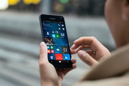 В Интернете появился новенький смартфон Lumia 651