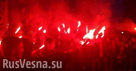 В Киеве радикалы пикетируют отделение «Сбербанка»: принесли залитую «кровью» карту Украины, зажгли фаеры (ФОТО, ВИДЕО)
