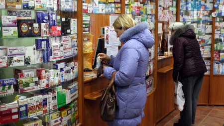 Опасный рецепт: запрет российских медпрепаратов вызовет на Украине всплеск самолечения