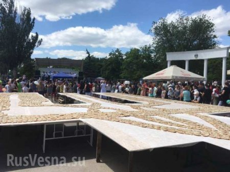 Тухлый рекорд: украинцы массово отравились салом с гигантского «тризуба» (ФОТО)