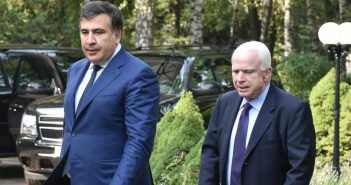 Саакашвили: Когда Россия начала нас бомбить, Маккейн позвонил первым