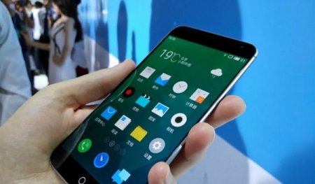 Meizu Pro 7 получит дополнительный цветной экран