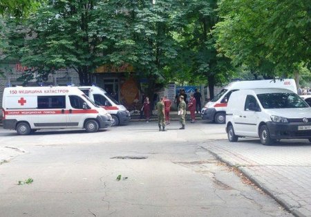 В Луганске возле Дома Правительства в результате теракта погибла женщина, п ...