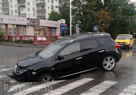 Шаги украинского инфраструктурного коллапса: провалы асфальта и разваливающиеся на ходу автобусы (ФОТО)