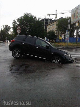 Шаги украинского инфраструктурного коллапса: провалы асфальта и разваливающиеся на ходу автобусы (ФОТО)